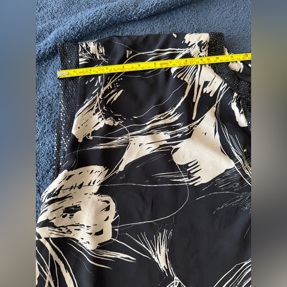 Women's plus-size blouse in size 2XL, black and beige with a floral pattern. - Picture 6 of 10